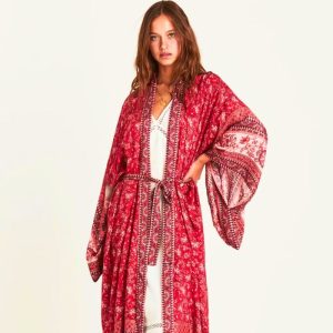 kimono rouge à motif fleuri