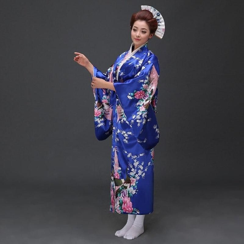 kimono bleu pour femme avec motifs japonais