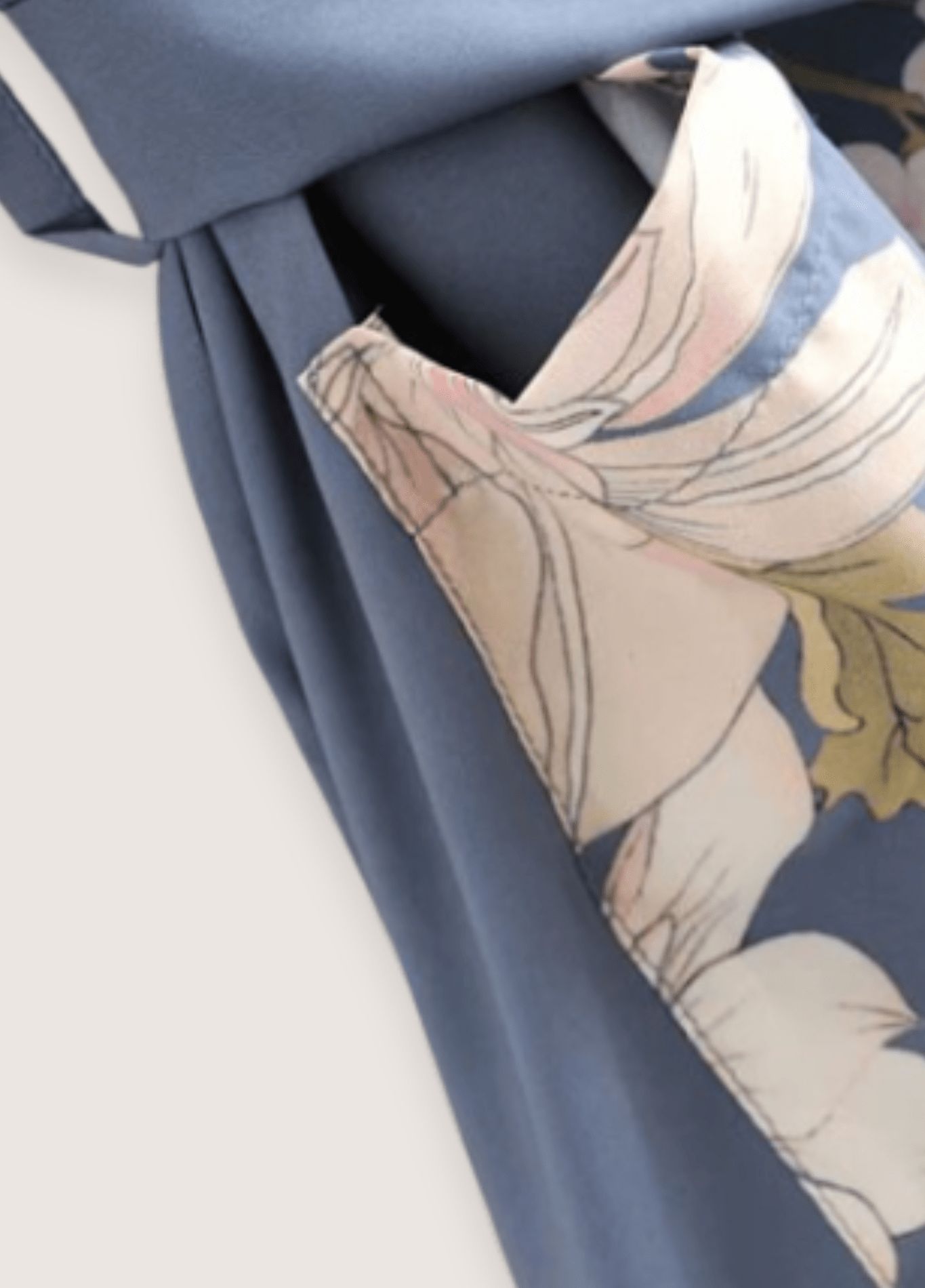 kimono élégant bleu pâle motif fleuri et paon