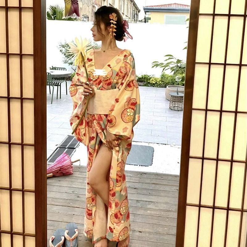 vêtement féminin kimono style japonais