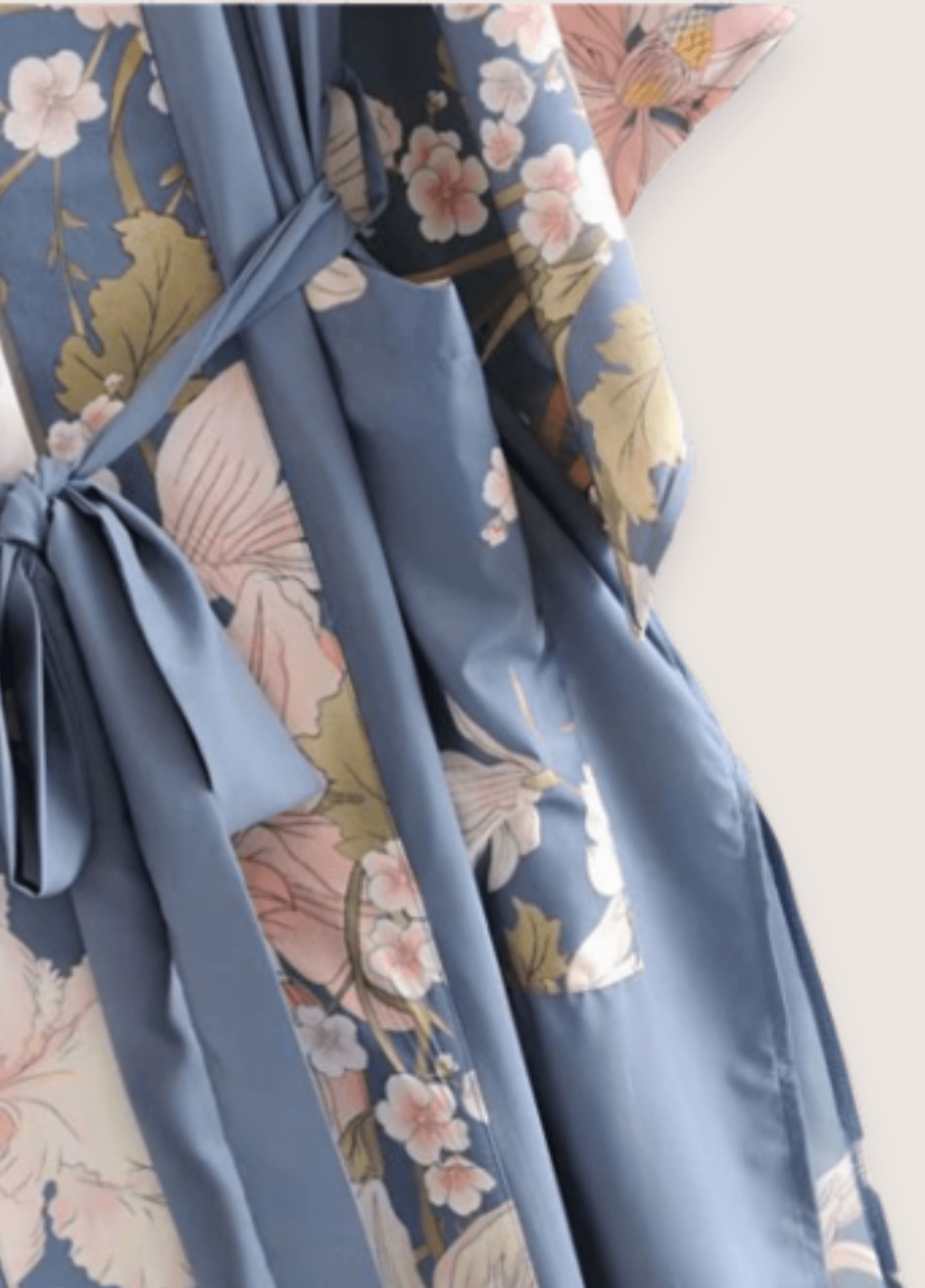 vêtement kimono long bleu aux motifs de fleurs et paon