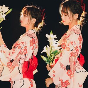 kimono élégant avec motifs japonais fleuris