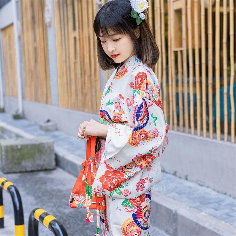veste kimono blanche avec motifs floraux