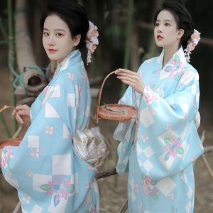 kimono traditionnel japonais bleu ciel