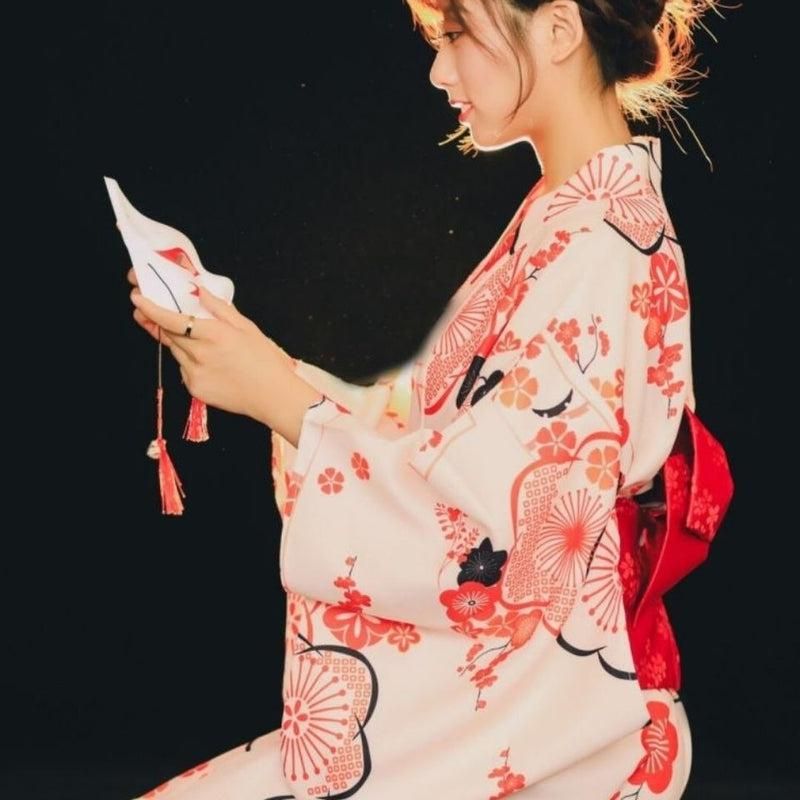 vêtement kimono fleuri traditionnel japonais