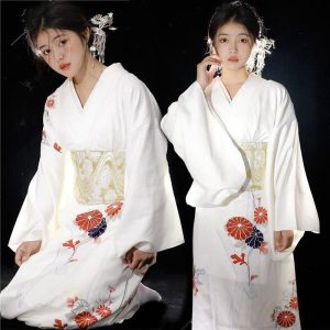 kimono japonais traditionnel blanc fleuri