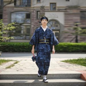 kimono japonais traditionnel bleu marine