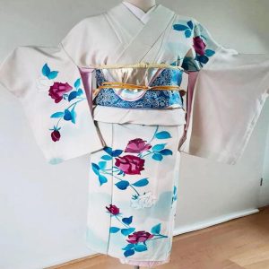 vêtement traditionnel japonais femme en soie