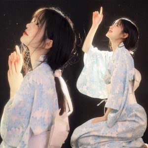 kimono long bleu fleuri japonais