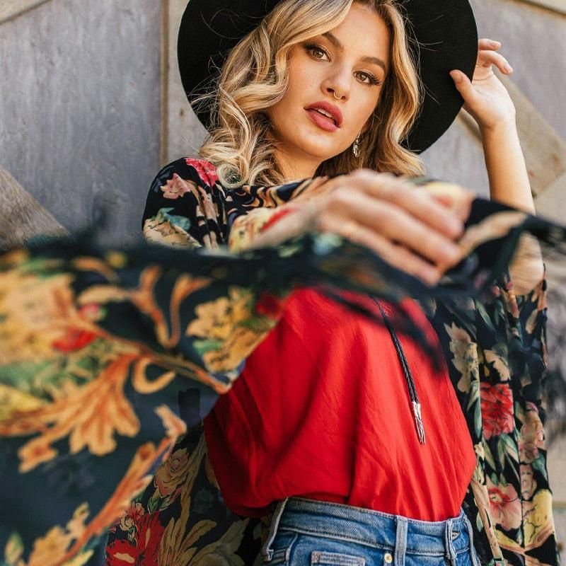 kimono long noir avec motifs fleuris