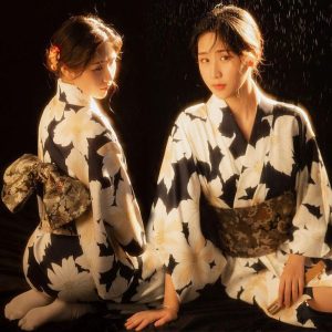 kimono noir à fleurs