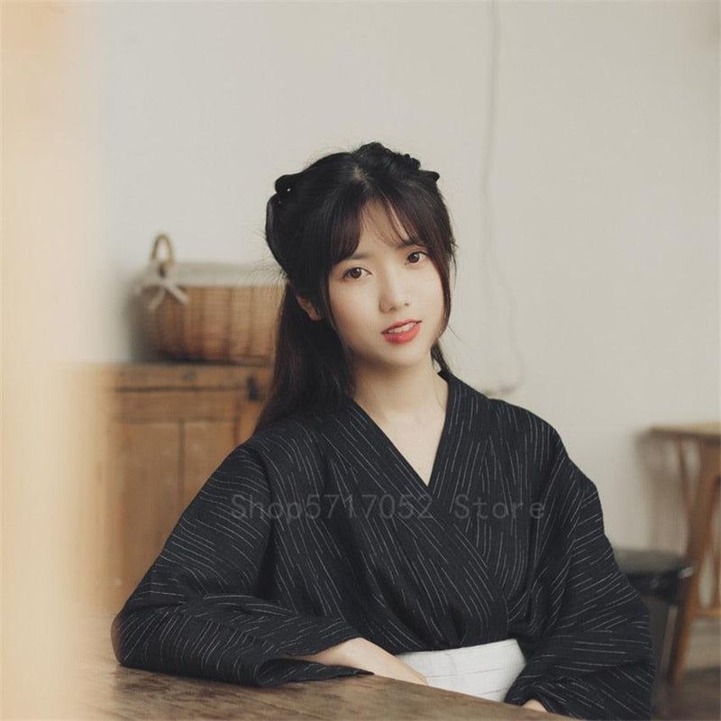 kimono noir élégant pour femme