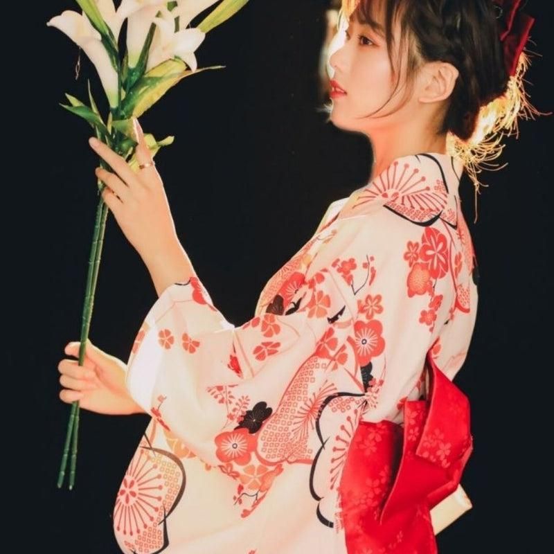 kimono japonais à motifs fleuris