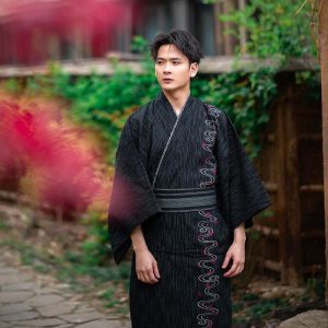 kimono traditionnel japonais noir