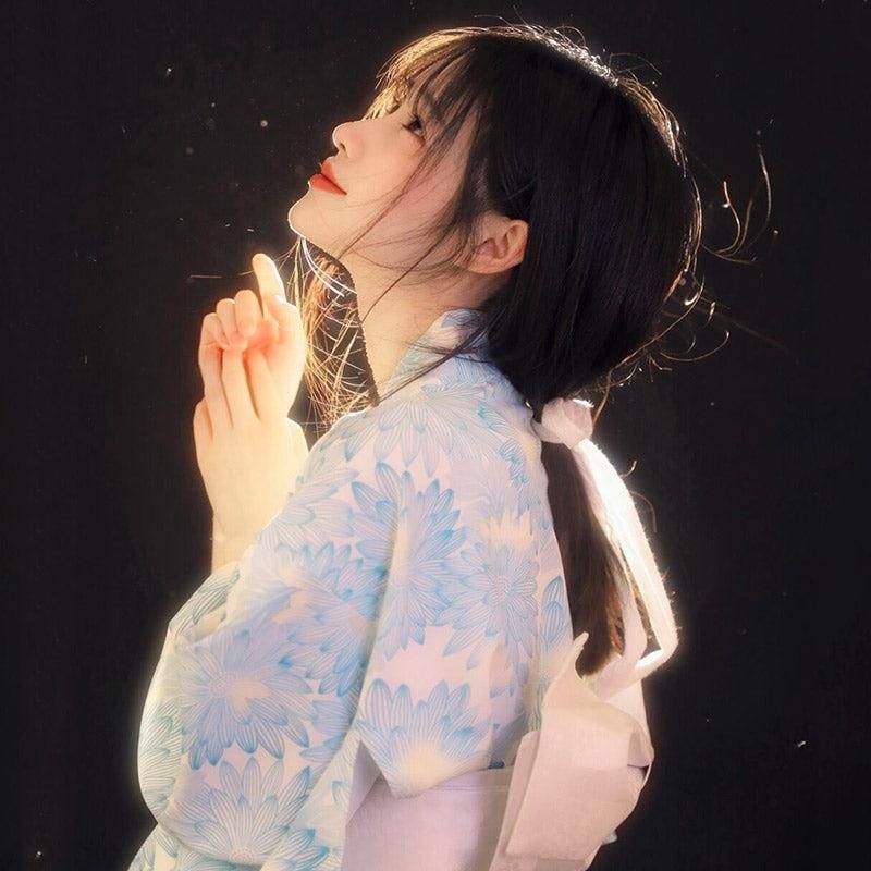 vêtement japonais kimono long fleuri bleu