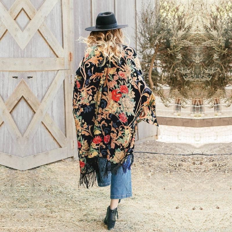 vêtement kimono noir à fleurs