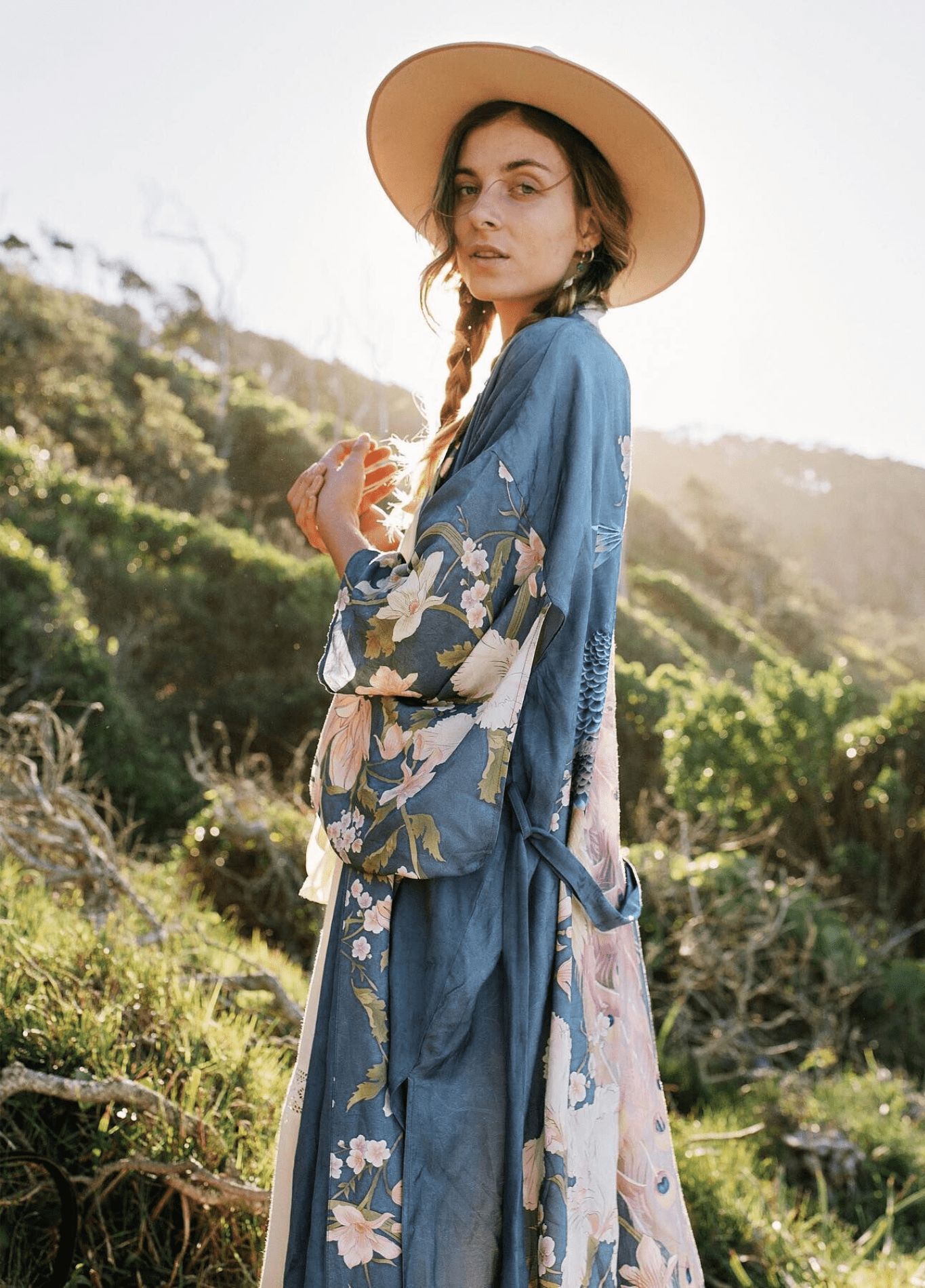 kimono à motif de paon et fleurs en bleu pâle