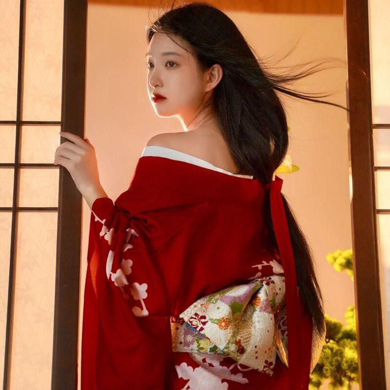 vêtement traditionnel japonais femme rouge